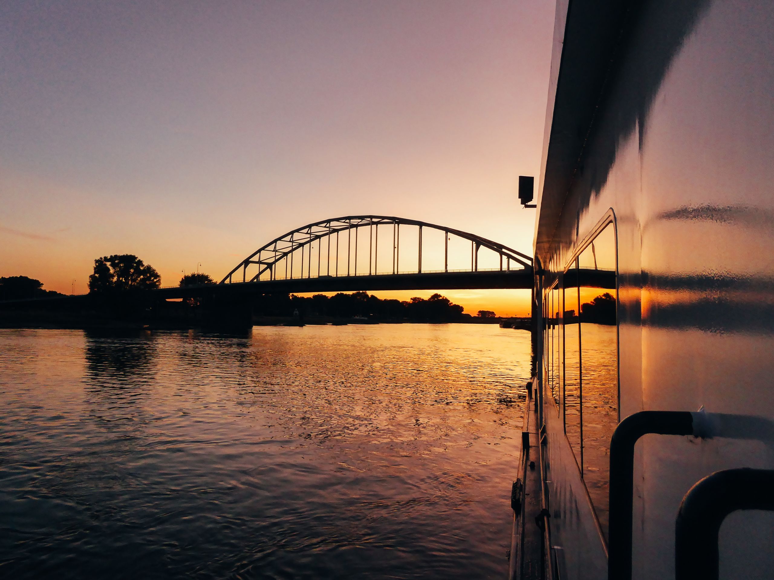 Brücke über den Fluss Waal bei Sonnenuntergang in Nijmegen, Niederlande